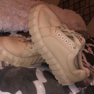 NEW W/O TAGS Size 8 (7.5) Tan canvas Sneaker with slight platform!